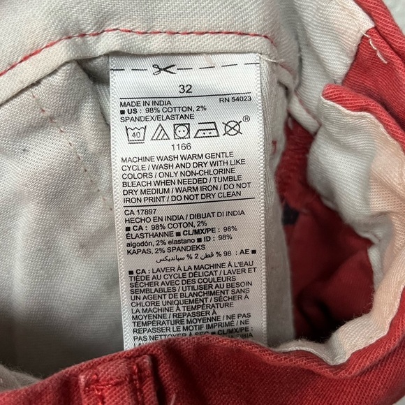 Old Navy Red Shark Pattern Men's Shorts. Size 32 - Picture 5 of 5